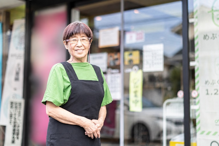 六供町の学校制服おなやの店主